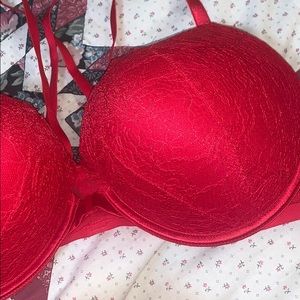 Victoria’s Secret bombshell plunge 38C red